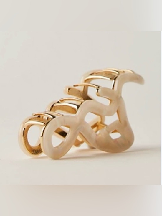 Free People Accessories - Free People Mazzy claw clip. NWOT. Gold